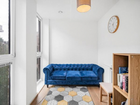 Modern Flat with Balcony Central London Pass The Keys